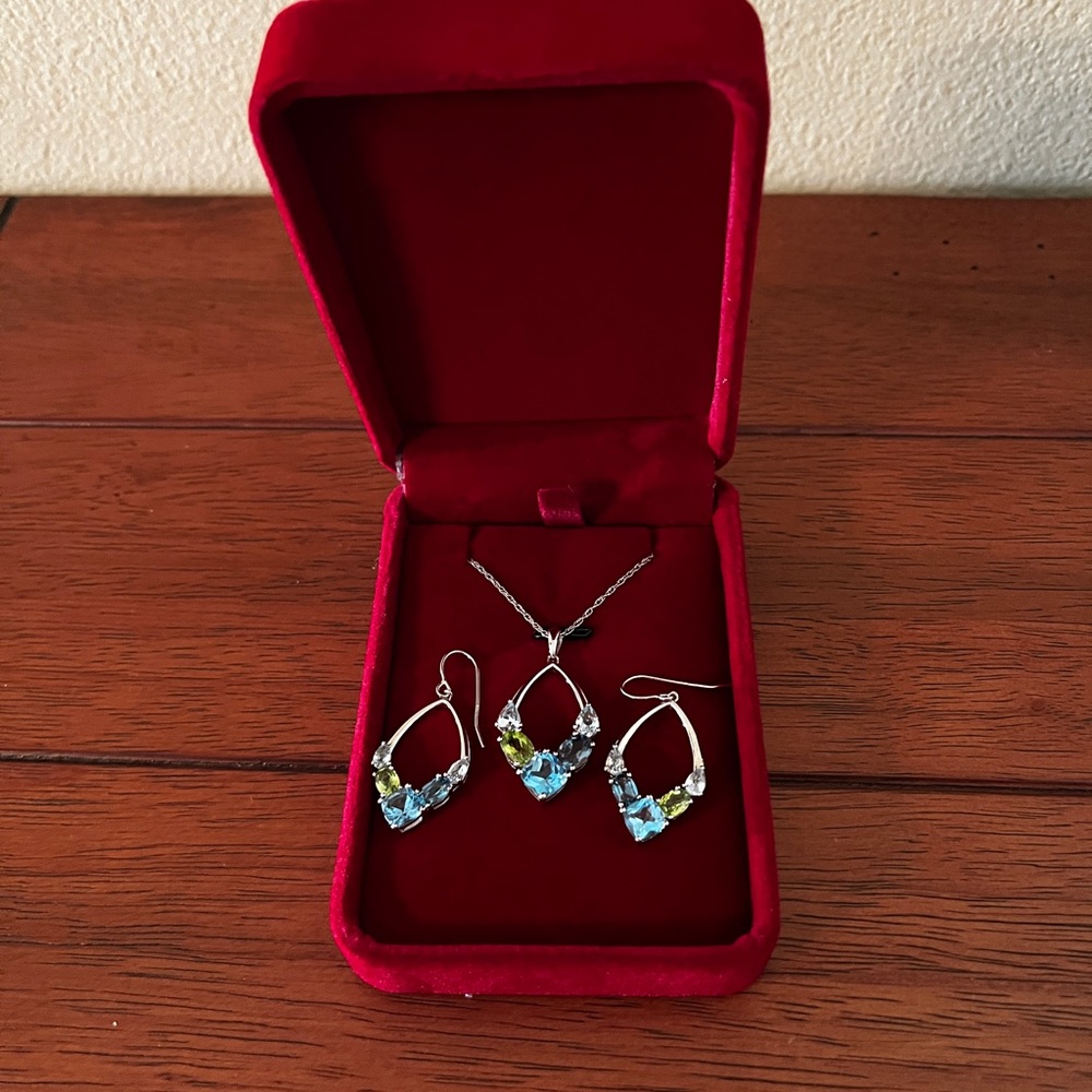 Beautiful Peridot and Blue Topaz Jewelry Set (New)